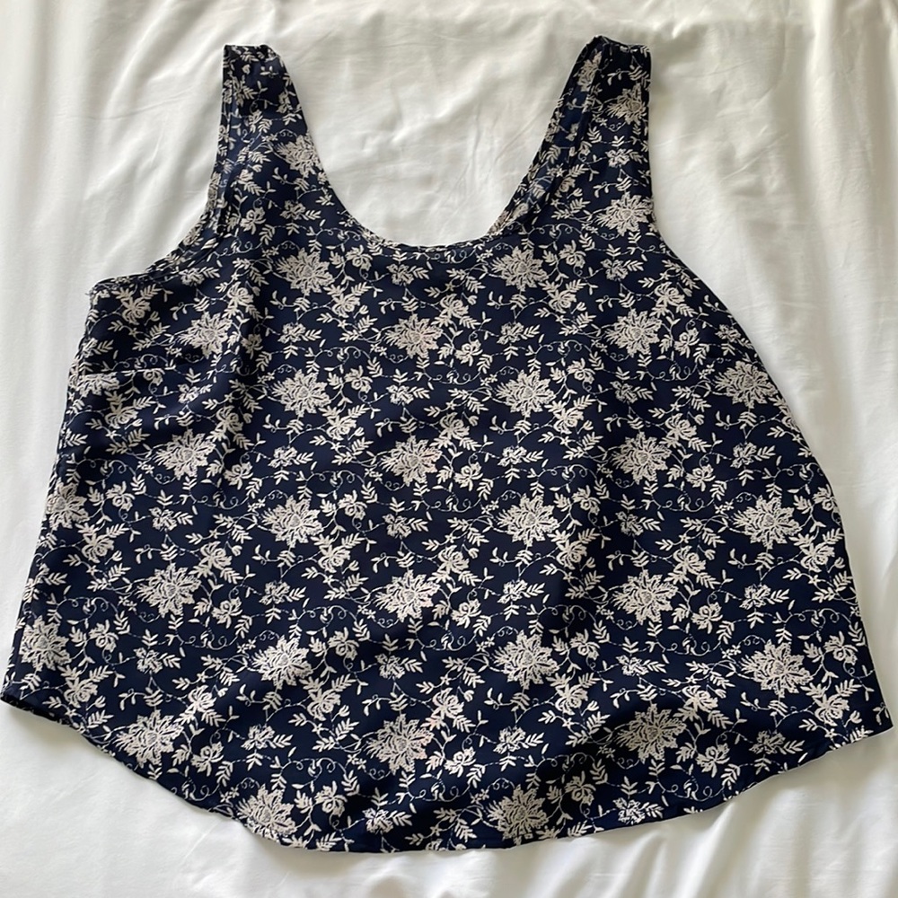 Nice tank top blouse. Size L